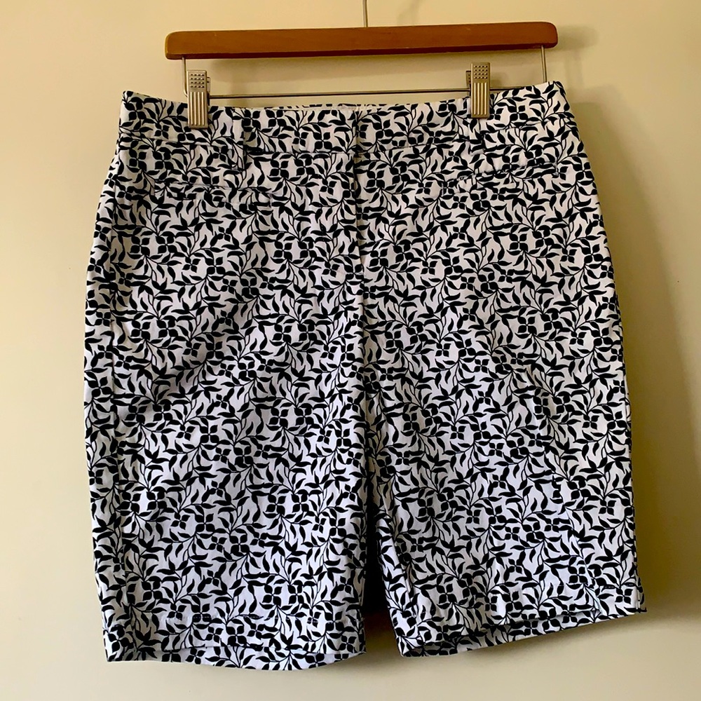 Land’s End black and white short,size 2 high waist